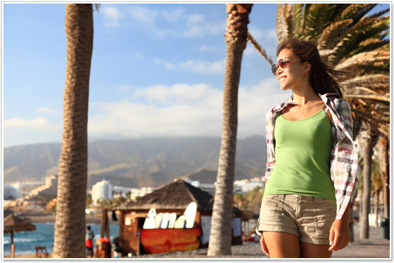 donna-cammina-paseo-playa-de-las-americas-tenerife