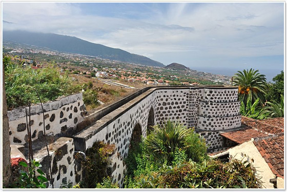 Acueducto de los Molinos cerca de la Casa de Los Balcones Acueducto de los Molinos cerca de la Casa de Los Balcones