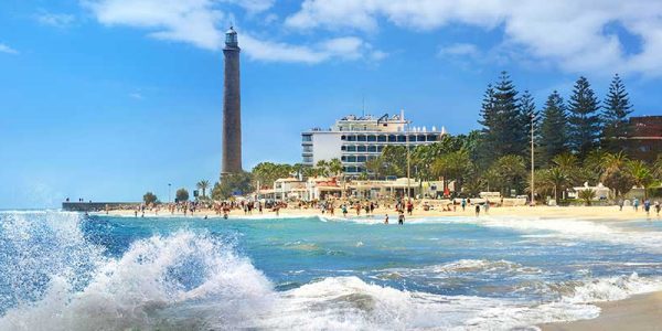 Paesaggio marino con faro e spiaggia di Maspalomas Gran Canaria