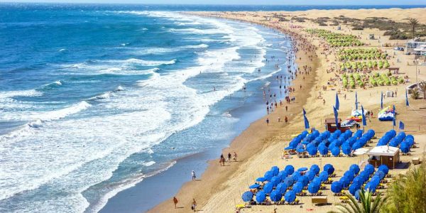 Veduta della spiaggia sabbiosa Playa del Inglés a Maspalomas Gran Canaria