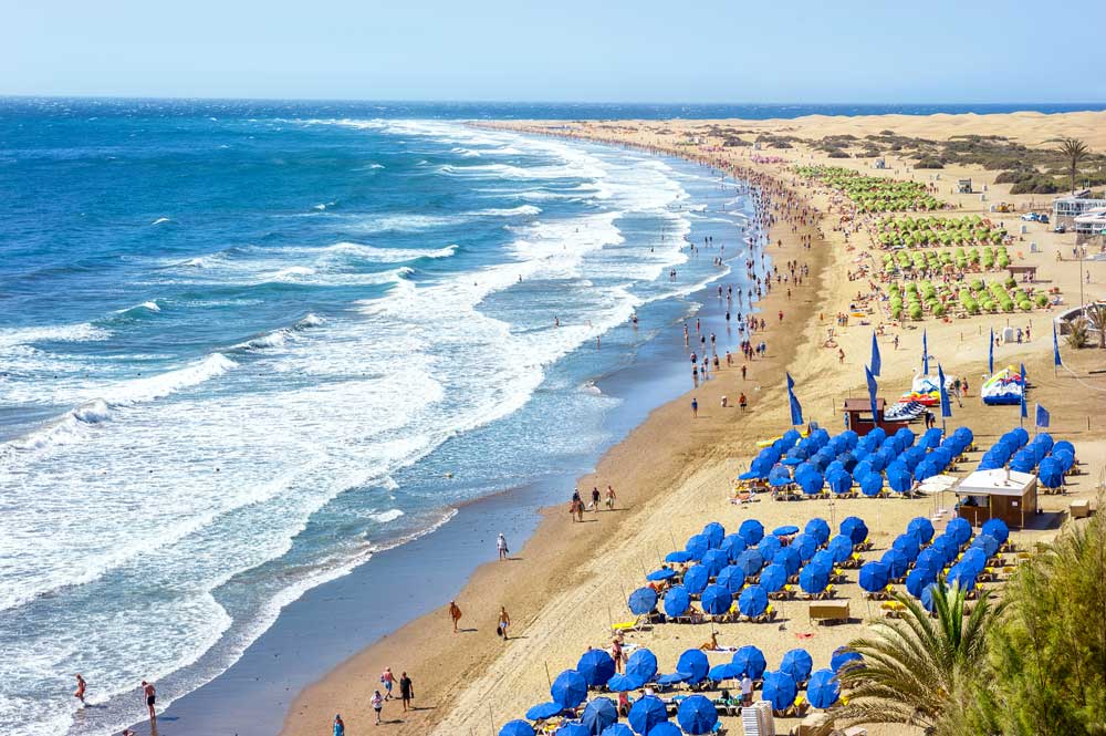 Veduta della spiaggia sabbiosa Playa del Inglés a Maspalomas Gran Canaria