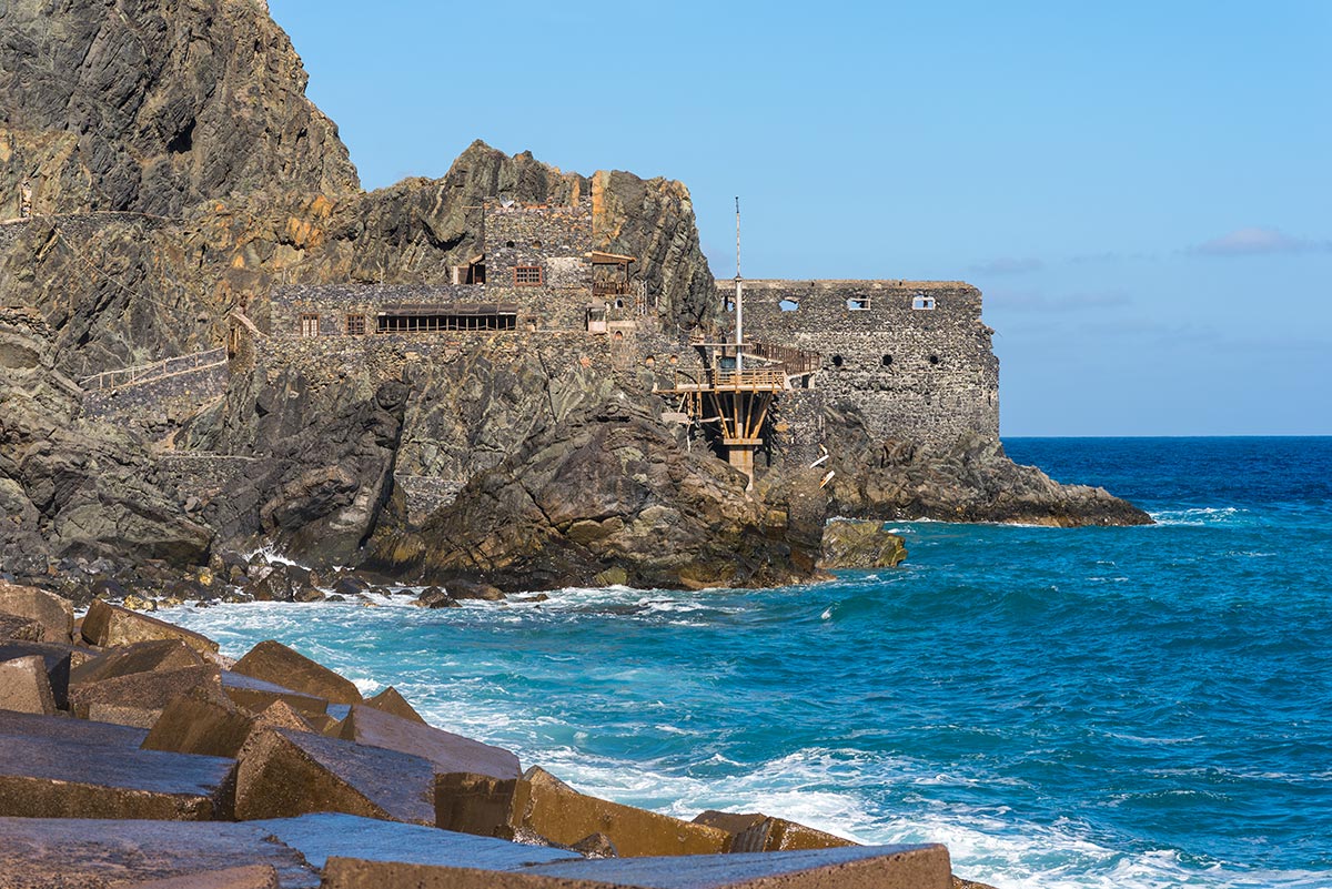 L'ex terminal per la spedizione di merci e banane, il Castillo del Mar. Oggi, un centro artistico e culturale abbandonato a Vallehermoso sull'isola canaria di La Gomera